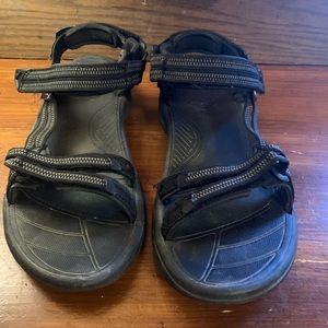 Women’s Teva size 9.5